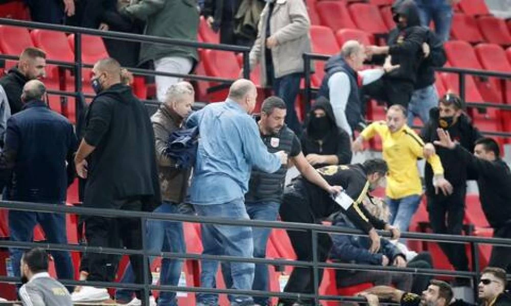 Εικόνες ντροπής στον Βόλο: Ξύλο στις εξέδρες και στο γήπεδο